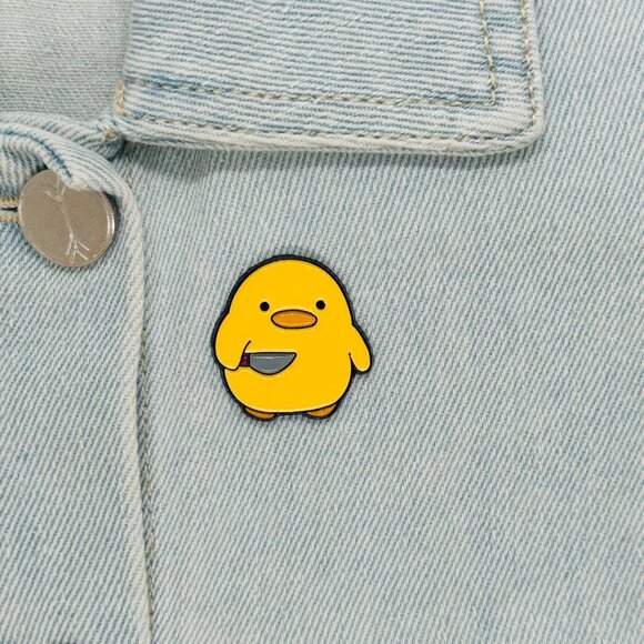 ✨Enamel Pin Yellow Duck Chick With Knife Badge Animal Brooch Yellow Cartoon New - Picture 1 of 6